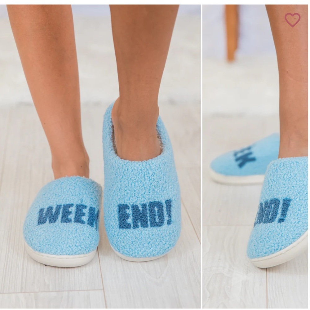 Pink lily weekend slippers in blue